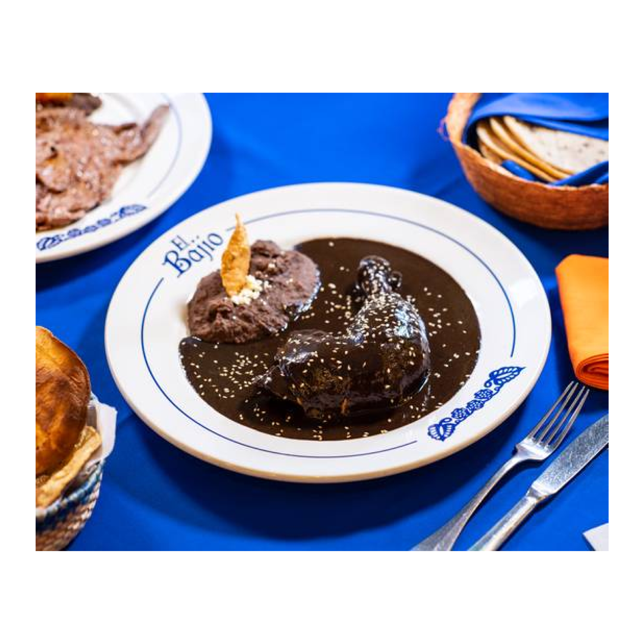 Pierna y muslo de pollo con mole hecho en casa